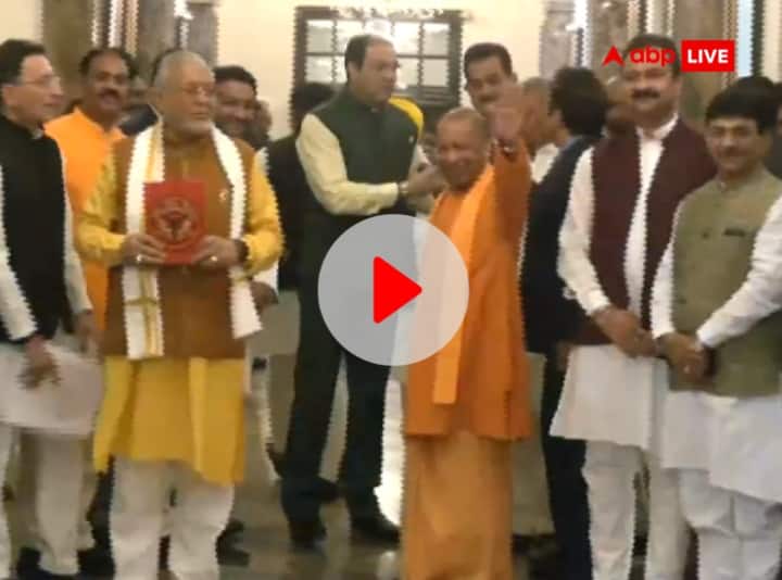 Mohsin Raza pushes ministers to take photographs with CM Yogi, video goes viral Watch: सीएम योगी के साथ फोटो खिंचवाने के लिए मोहसिन रजा ने मंत्रियों को दिया धक्का, वीडियो वायरल