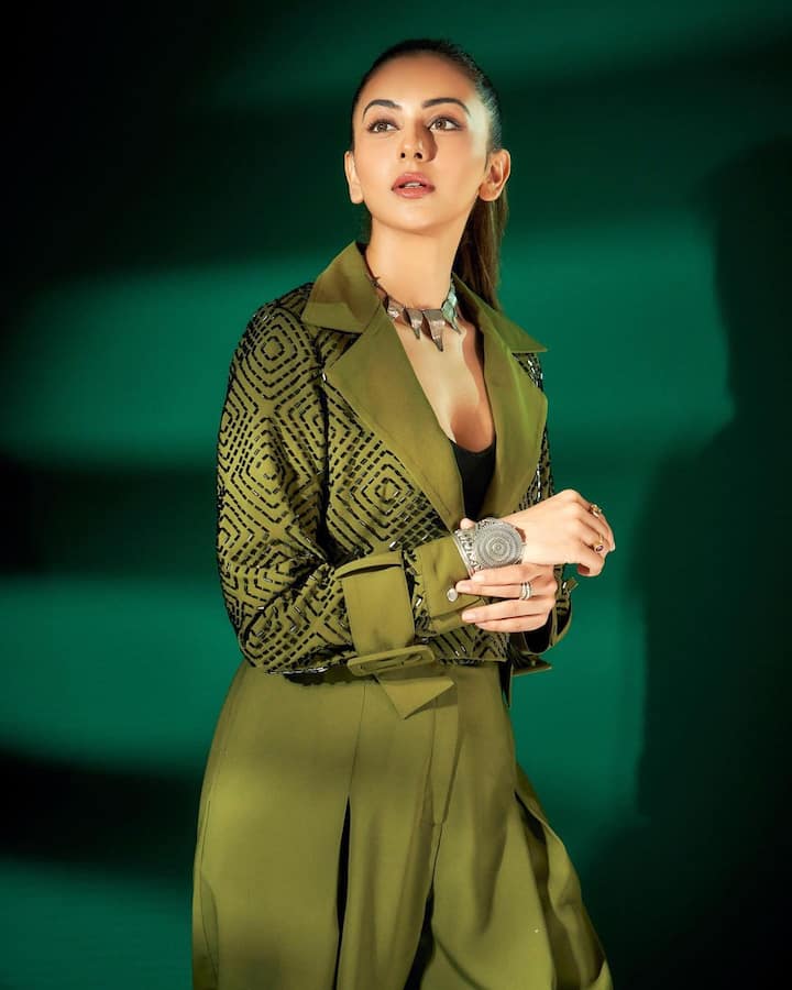 వరుస హిట్స్ తో స్టార్ హీరోయిన్  స్టేటస్ సంపాదించుకుంది రకుల్ ప్రీత్ సింగ్. ఈ మధ్యకాలంలో జోరు కాస్త తగ్గింది కానీ సోషల్ మీడియాలో మాత్రం యాక్టివ్ గానే ఉంటోంది.