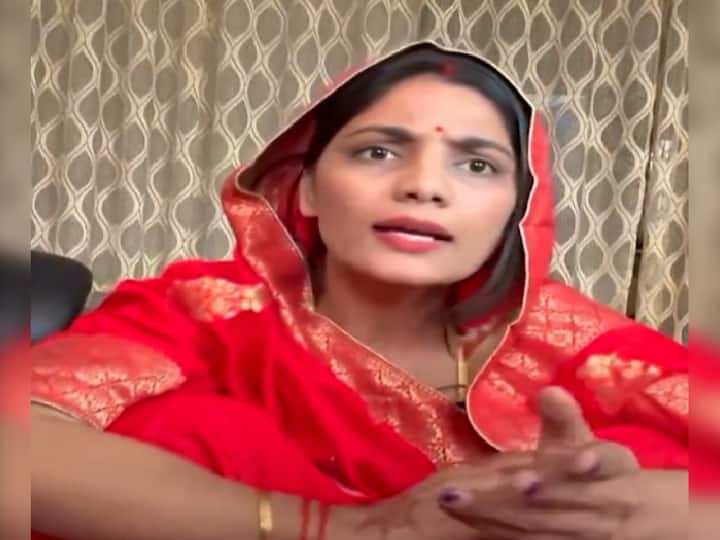 Neha Singh Rathore Notice: 'मुझे डराया जा रहा', नेहा सिंह राठौर का बड़ा आरोप, कहा- पुलिस मेरे साथ... Neha Singh Rathore Notice: 'I am being intimidated and threatened', Neha Singh Rathore's big allegation on UP Police Neha Singh Rathore Notice: 'मुझे डराया जा रहा', नेहा सिंह राठौर का बड़ा आरोप, कहा- पुलिस मेरे साथ...