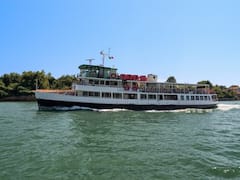 सेलेब्रिटी की तरह समुद्र के बीचों बीच लग्जरी क्रूज का ले सकते हैं मजा