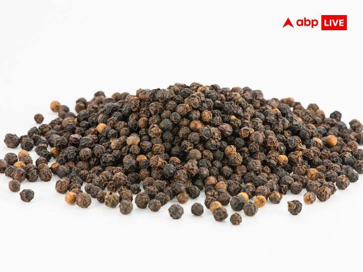 kali mirch ke totke upay these black pepper remedies relieves from the sufferings of shani Kali Mirch Ke Totke: शनि के कष्टों से छुटकारा दिलाता है काली मिर्च का ये टोटका, भाग्य होता है मजबूत