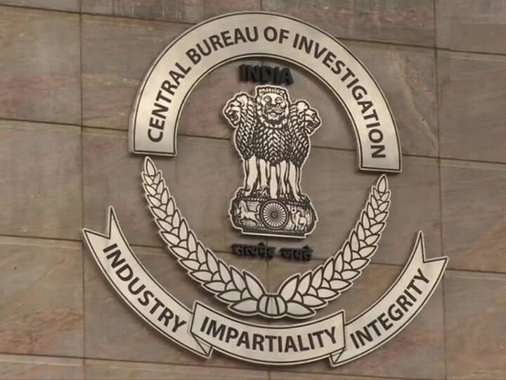 CBI has registered a case against Allahabad High Court Retd Justice SN Shukla Justice SN Shukla Case: रिटायर्ड जस्टिस एसएन शुक्ला के खिलाफ CBI ने दर्ज की FIR, ये है मामला