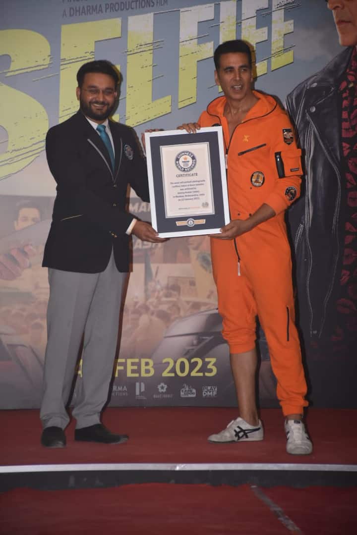 মুম্বইয়ে সেই ছবির প্রচারের মাধ্যমেই অনুরাগীদের সঙ্গে 'খিলাড়ি' সারলেন 'মিট অ্যান্ড গ্রিট'। ছবির নামই যখন 'সেলফি' তখন অনুরাগীদের সঙ্গে নিজস্বী তুলবেন না তা কি হয়?