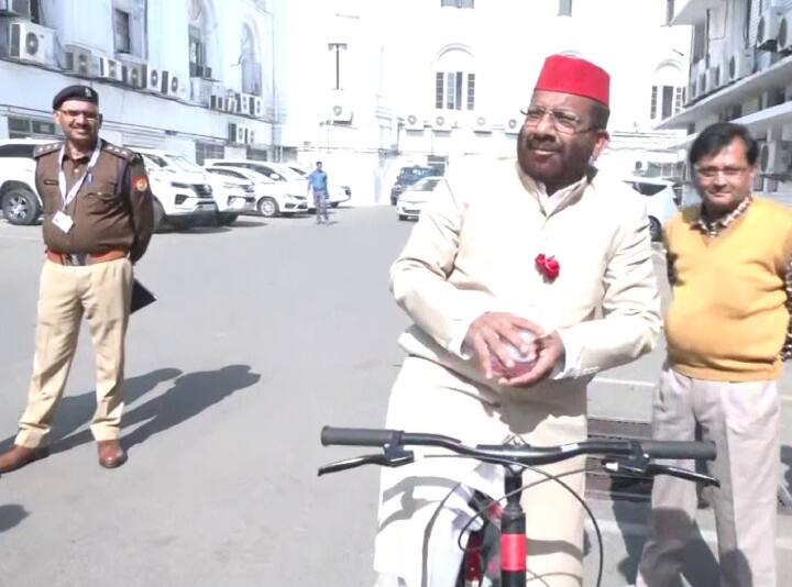 UP Budget 2023 SP MLA Zahid Baig reached Vidhansabha by bicycle wearing sherwani UP Budget 2023: साइकिल से विधानसभा पहुंचे सपा विधायक जाहिद बेग, 'शेरवानी' पहनने की बताई दिलचस्प वजह