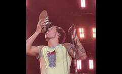 Viral Video: ਸ਼ੋਅ ਦੌਰਾਨ ਅਚਾਨਕ ਜੁੱਤੀਆਂ 'ਚੋਂ ਪਾਣੀ ਪੀਣਾ ਲੱਗਾ ਇਹ ਗਾਇਕ, ਕਾਰਨ ਜਾਣ ਕੇ ਰਹਿ ਜਾਓਗੇ ਹੈਰਾਨ