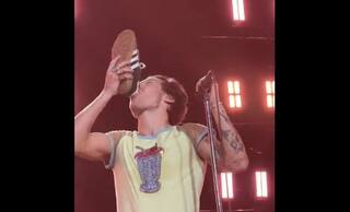 Viral Video: ਸ਼ੋਅ ਦੌਰਾਨ ਅਚਾਨਕ ਜੁੱਤੀਆਂ 'ਚੋਂ ਪਾਣੀ ਪੀਣਾ ਲੱਗਾ ਇਹ ਗਾਇਕ, ਕਾਰਨ ਜਾਣ ਕੇ ਰਹਿ ਜਾਓਗੇ ਹੈਰਾਨ