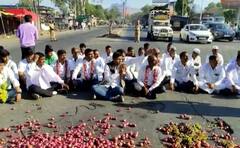 Nashik : नाशिकमध्ये स्वाभिमानीचे आंदोलन, रस्त्यावर कांदा आणि द्राक्ष फेकून सरकारचा निषेध