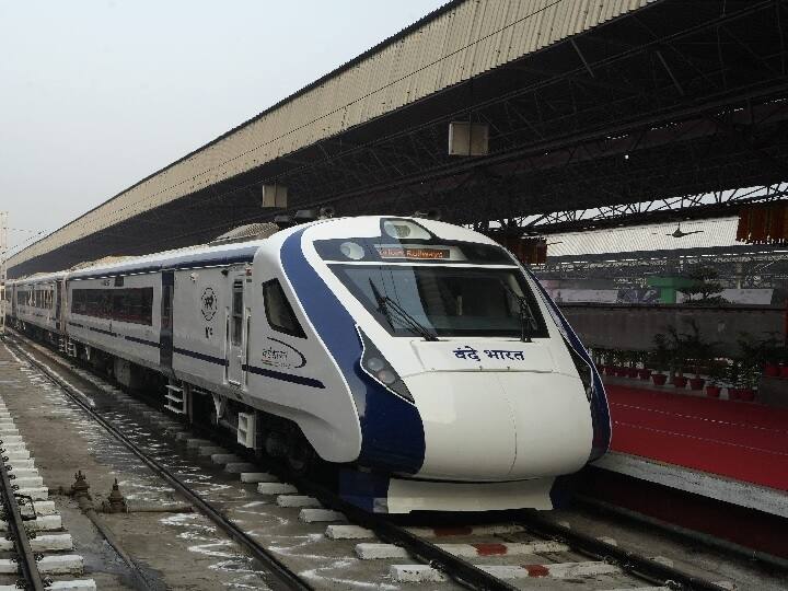 Vande Bharat Express Train Mumbai To Shirdi and Solapur Ticket House Full on February 2023 Vande Bharat: यात्रियों को खूब पसंद आ रही ये हाई स्पीड ट्रेन, मुंबई से शिरडी और सोलापुर के बीच दे रही सुविधा