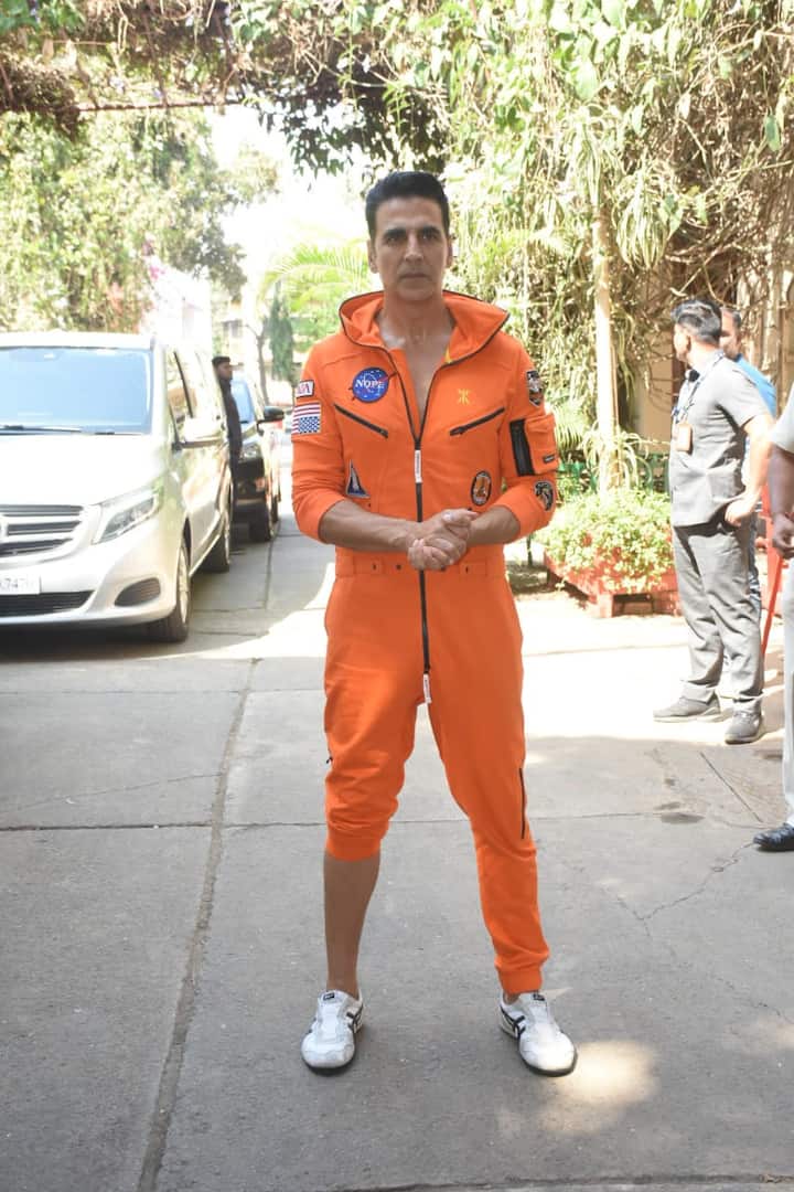 এদিনের প্রচারপর্বে মঞ্চে অভিনেতা অনুরাগীদের সঙ্গে 'ম্যায় খিলাড়ি তু আনাড়ি' গানেও পা মেলান। এই ছবিতে নতুন করে ব্যবহার করা হয়েছে গানটি।