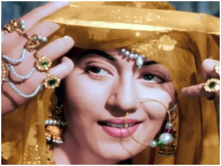 दिलीप कुमार के रवैये से नाराज होकर मधुबाला ने किशोर कुमार से शादी कर ली. जब किशोर कुमार को पता लगा कि मधुबाला आखिरी दिन गिन रही हैं तो वह उन्हें छोड़कर चले गए.