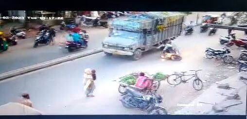 Terrible accident between truck and Activa in Ahmedabad, CCTV footage revealed,  scooter driver died in accident Accident: અમદાવાદમાં ટ્રક અને એક્ટિવા વચ્ચે ભયંકર અકસ્માત, સીસીટીવી ફૂટેજ આવ્યા સામે,  સ્કૂટર ચાલકનું મૃત્યુ