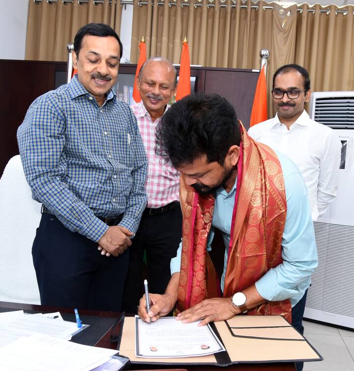 రాష్ట్ర యువజనాభివృద్ది, పర్యాటక సాంస్కృతిక శాఖ ప్రత్యేక ప్రధాన కార్యదర్శి డా.రజత్ భార్గవ చాంబరులో ప్రమాణ స్వీకారం