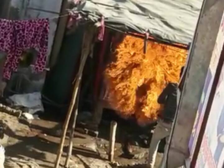 Unnao Uttar Pradesh Dalit victim house thrashed set on fire by Dabang history sheeter police SP Rajol Singh Murder ANN Unnao News: दबंग हिस्ट्रीशीटर ने दलित महिला के घर में घुसकर की मारपीट, सपा नेता के हत्यारे बेटे से जुड़ा है मामला