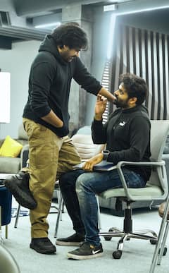 Pawan Kalyan : షూటింగులోనూ సేమ్ టీ గ్లాసుతో పవర్ స్టార్ - కొత్త సినిమాలో లుక్ చూశారా?