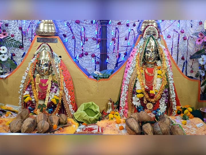 मानकऱ्यांनी विडे मांडल्यानंतर लाट फिरणाऱ्या मानकऱ्याला घेऊन मंदिरात ढोल-ताश्यांच्या गजरात धूपारती हातात घेउन पाच प्रदक्षिणा मारल्या जातात.