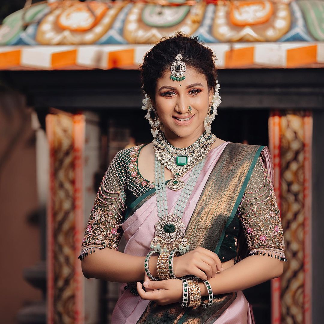 Alya Manasa Instagram – 😍🤩Loved this look like ever before #trendy  #wedding Team behind Saree @kaarigai.sarees Jewellery  @bronzerbridaljewellery Cam ,retouch @dhanush__photography Blouse  @blousebymabia MUah @vijiknr | Gethu Cinema