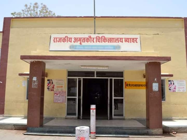 Rajasthan Woman ANM Protest by sitting without Clothes in front of Jaipur SMS Hospital after being suspended ANN Rajasthan: निर्वस्त्र होकर सड़क पर बैठी महिला ANM, जानें कपड़े उतारने के पीछे क्या थी वजह?