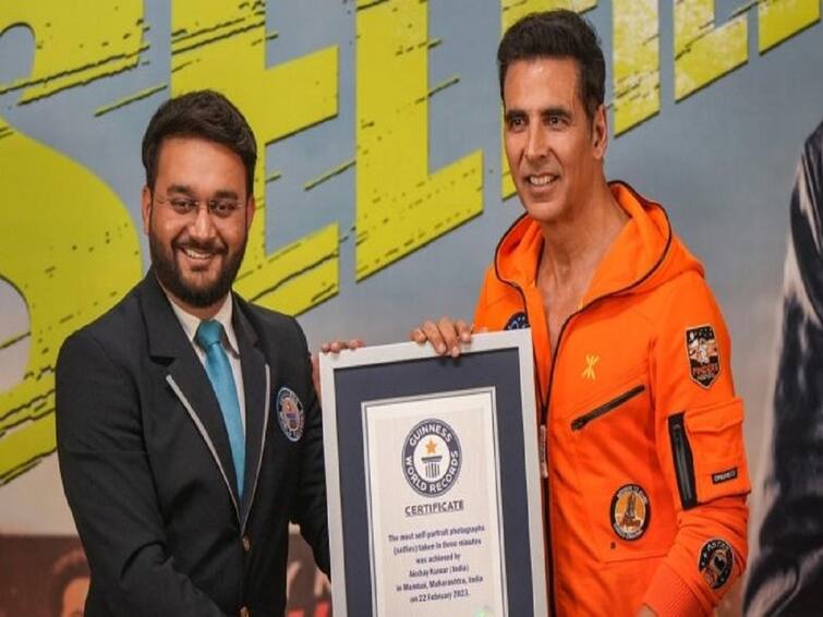 Selfiee Akshay Kumar Breaks Guinness World Record 184 Selfies Taken in Three Minutes know details Akshay Kumar : 'सेल्फी किंग' अक्षय कुमार; तीन मिनिटांत घेतल्या तब्बल 184 सेल्फी; मोडला 'गिनीज वर्ल्ड रेकॉर्ड'