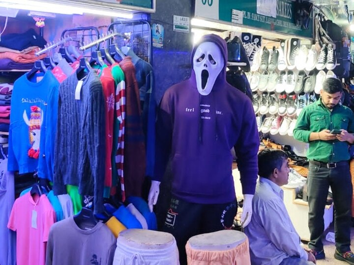 Delhi Weather: फरवरी में ही गर्मी के कपड़े खरीदने लगे लोग, सर्दियों के कपड़ों का बचा स्टॉक, परेशान हैं कपड़ा व्यापारी