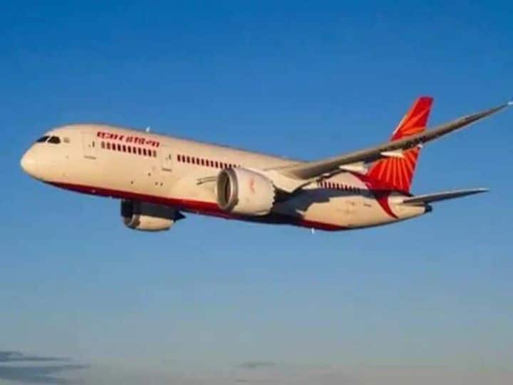 Emergency Landing: अमेरिका से दिल्ली आ रही एयर इंडिया फ्लाइट की स्वीडन में इमरजेंसी लैंडिंग, फ्लाइट में सवार थे 300 यात्री emergency landing of air india newark at stockholm airport with three hundred passengers Emergency Landing: अमेरिका से दिल्ली आ रही एयर इंडिया फ्लाइट की स्वीडन में इमरजेंसी लैंडिंग, फ्लाइट में सवार थे 300 यात्री