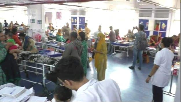 shortage beds in Jamnagar hospital, epidemic spread, treatment of three child patients on one bed જામનગર હોસ્પિટલમાં ખૂટી પડ્યાં બેડ, વકર્યો રોગચાળો, એક બેડ પર ત્રણ બાળ દર્દીની સારવાર