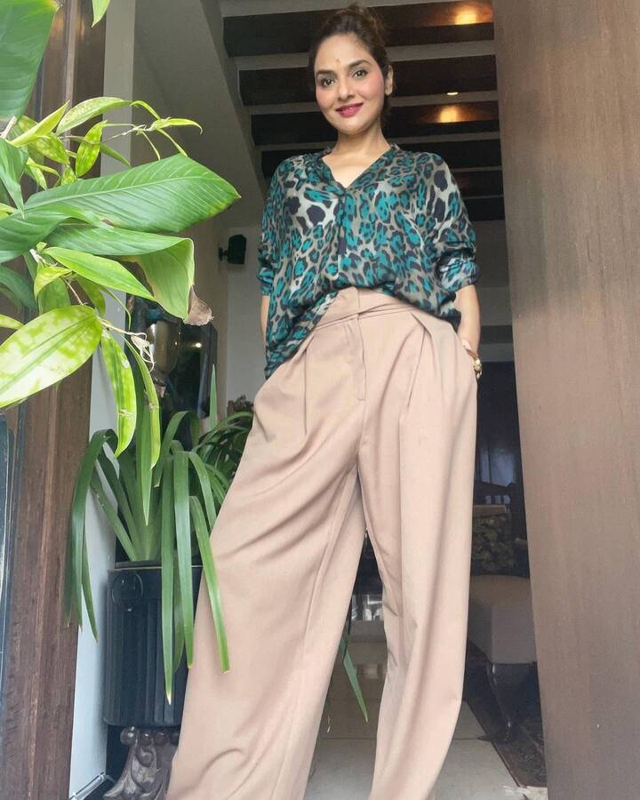 1992ની ફિલ્મ રોઝાએ મધુને ટોચની અભિનેત્રીઓની યાદીમાં સામેલ કરી હતી. આ ફિલ્મમાં મધુની સાદગીએ દર્શકોના દિલને સ્પર્શી લીધું હતું. આ ફિલ્મ પણ બ્લોક બસ્ટર હતી.