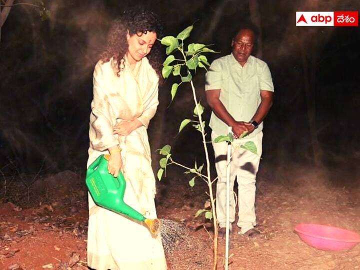 Actress Kangana Ranaut participated in Green India Challenge at Shamshabad Airport Green India Challenge: గ్రీన్ఇండియా ఛాలెంజ్‌లో పాల్గొన్న కంగనా రనౌత్- మొక్కలు నాటిన నటి