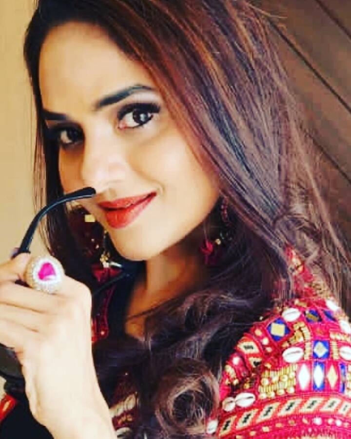 જ્યારે મધુ તેની કારકિર્દીની ટોચ પર હતી, તે જ સમયે તેના જીવનમાં એક મોટા અમેરિકન બિઝનેસમેન આનંદ શાહનો પ્રવેશ થયો. બંનેએ વાત કરી, મળ્યા અને પછી બંનેએ થોડો સમય ડેટ કરી અને પછી બંનેએ તેમના સંબંધોને લગ્નનું નામ આપ્યું.