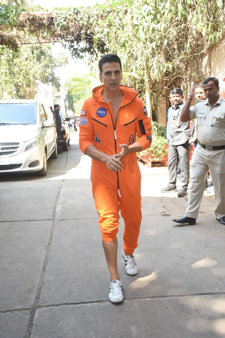 অন্যদিকে গত ২২ জানুয়ারি প্রকাশ্যে এসেছে 'সেলফি' ছবির ট্রেলার। অক্ষয় কুমার সেই ট্রেলার নিজের সোশ্যাল মিডিয়ায় শেয়ার করে লেখেন, 'এই কাহিনির ভিলেনের কথা তো জানি না কিন্তু হিরো সেলফিই। প্রেক্ষাগৃহে সেলফি মুক্তি পাচ্ছে ২৪ ফেব্রুয়ারি।'