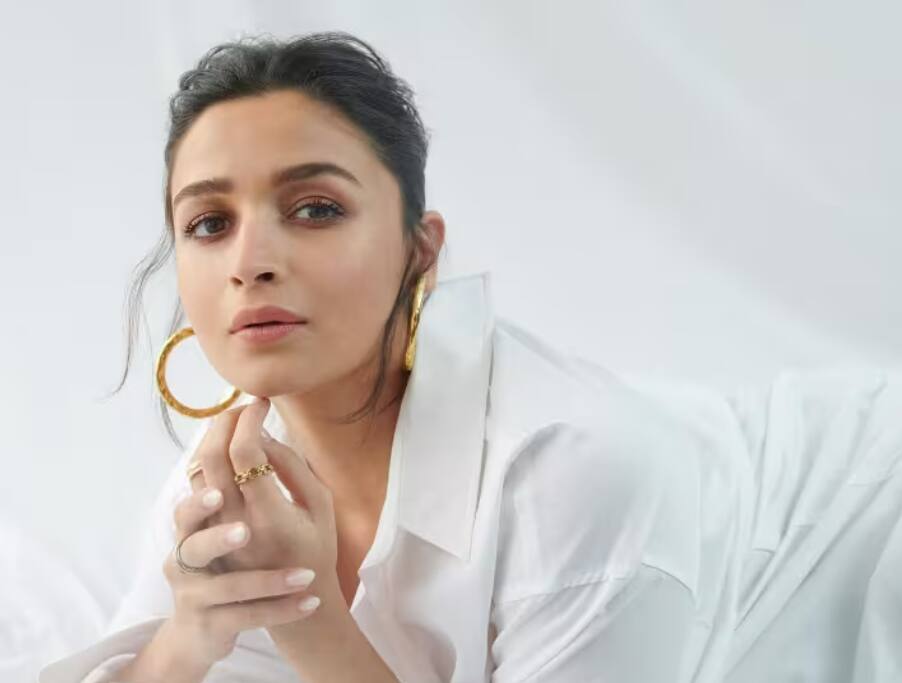 Alia Bhatt blasts paparazzi for taking photos Mumbai police ask Alia Bhatt to file complaint after pics leak Alia Bhatt : आलिया भट्टच्या घरातून लीक झालेल्या फोटोप्रकरणी मुंबई पोलीस अ‍ॅक्शनमोडमध्ये; अभिनेत्रीशी साधला संपर्क