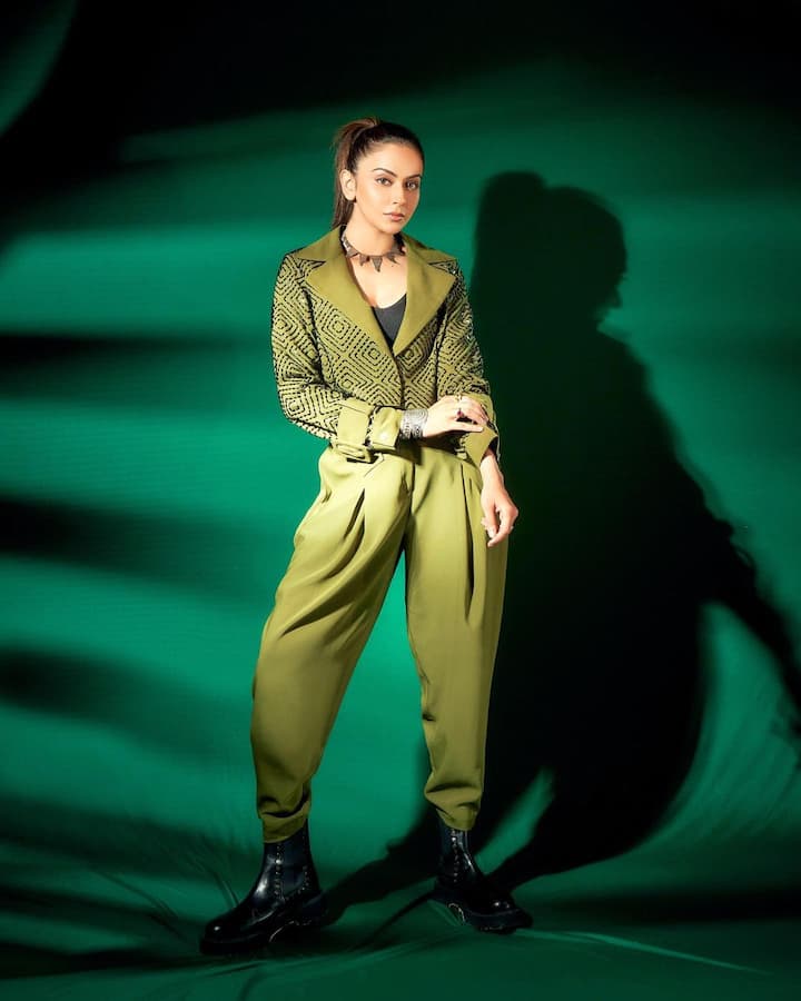 తాజాగా రకుల్ షేర్ చేసిన ఫొటోస్ వైరల్ అవుతున్నాయి