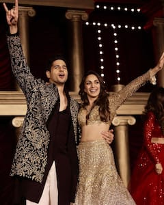 Sid-Kiara Sangeet pics : চোখে চোখ রেখে প্রেমের জোয়ারে গা ভাসালেন সিড-কিয়ারা, ভাইরাল সঙ্গীতের ছবি