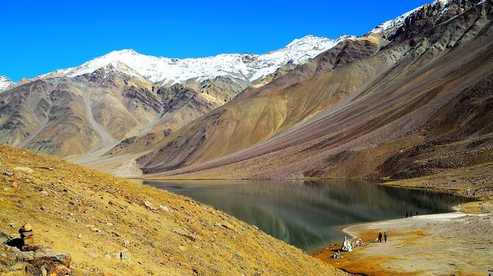 खजियार, हिमाचल प्रदेश: हिमाचल प्रदेश का खजियार हिल स्टेशन भारत के स्विट्जरलैंड से फेमस है. यहां चारों तरफ हिमालय पर्वत, झीलों, झरनों और जंगल ही हैं. खजियार कपल्स के लिए बेस्ट रोमांटिक डेस्टिनेशन मानी जाती है. यहां का मोरनी हिल्स एडवेंचर एक्टिविटीज के लिए फेमस है.