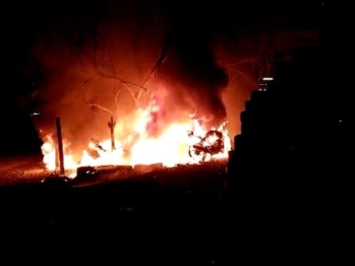 गुजरातच्या वापीमध्ये एका गॅरेजला भीषण आग लागल्याची घटना घडली आहे.