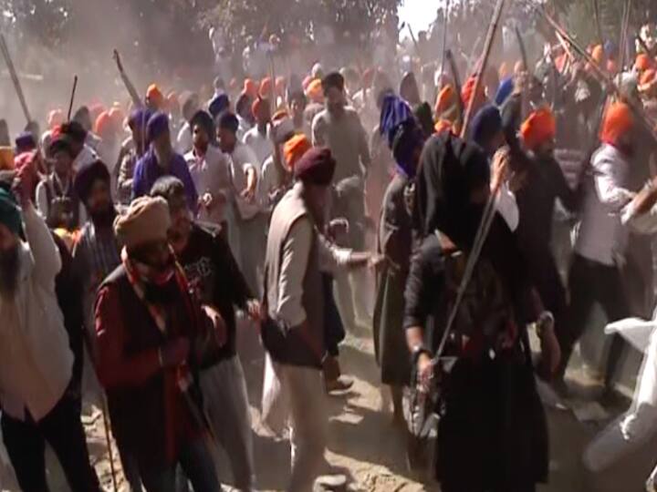 Amritpal Singh Supporters and Punjab Police Clash Video at Ajnala Police Station in Amritsar Watch: अमृतसर में अमृतपाल सिंह के समर्थकों और पंजाब पुलिस में झड़प, अजनाला थाने को घेरा, देखें वीडियो