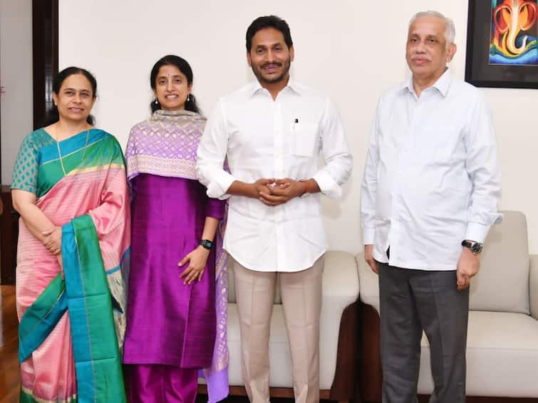Andhra Pradesh CM Jagan Mohan Reddy Welcomes Governor-Designate Justice Abdul Nazeer Andhra Pradesh CM Jagan Mohan Reddy Welcomes Governor-Designate Justice Abdul Nazeer