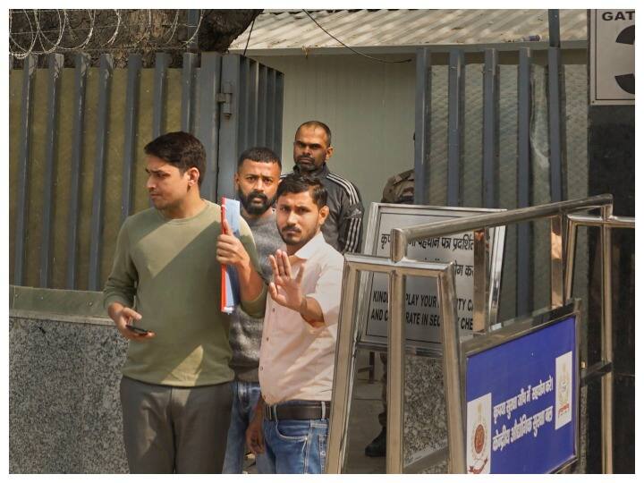 Sukesh Chandrasekhar conman is living a luxurious life in jail 80 thousand jeans Gucci slippers and cash recovered in delhi Sukesh Chandrasekhar: जेल में आलीशान जिंदगी जी रहा है ठग सुकेश चंद्रशेखर, 80 हजार की जींस, गूची के चप्पल और कैश हुआ बरामद