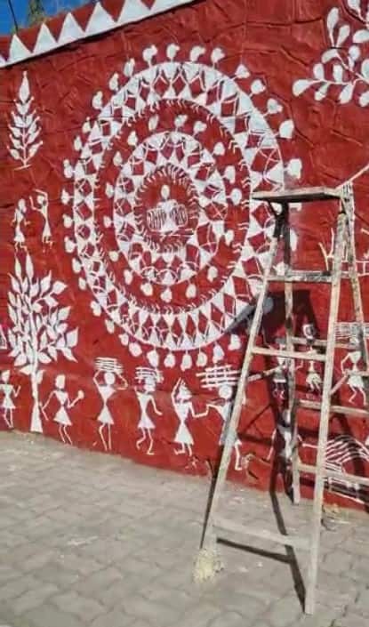 आदिवासी समाजाचे निसर्गाशी असलेले घट्ट नाते, पारंपरिक नृत्य, राहणीमान, सण-उत्सव, जल-जंगल-जमिनीशी जुळलेली नाळ इत्यादी लहानसहान बाबींना या चित्रात स्थान देण्यात आले आहे.