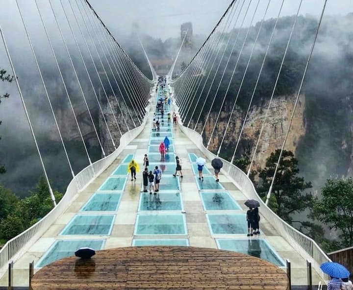 हैंगजियाजी ग्लास ब्रिज, चीन : चीन के हुनान में स्थित हैंगजियाजी ग्लास ब्रिज दुनिया का सबसे लंबा और सबसे ऊंचा ग्लास ब्रिज है. यह ब्रिज 430 मीटर लंबा और 6 मीटर चौड़ा है और इसकी ऊंचाई 300 मीटर है. ब्रिज के बीच में आपको बंजी जंपिंग का प्लेटफॉर्म मिलेगा जो दुनिया का सबसे ऊंचा बंजी जंपिंग प्वाइंट हैं. आपको बता दें कि ब्रिज पर हाई हिल्स और मेटल स्पाईक्स वाले जूते पहनकर जाने की मनाही है.