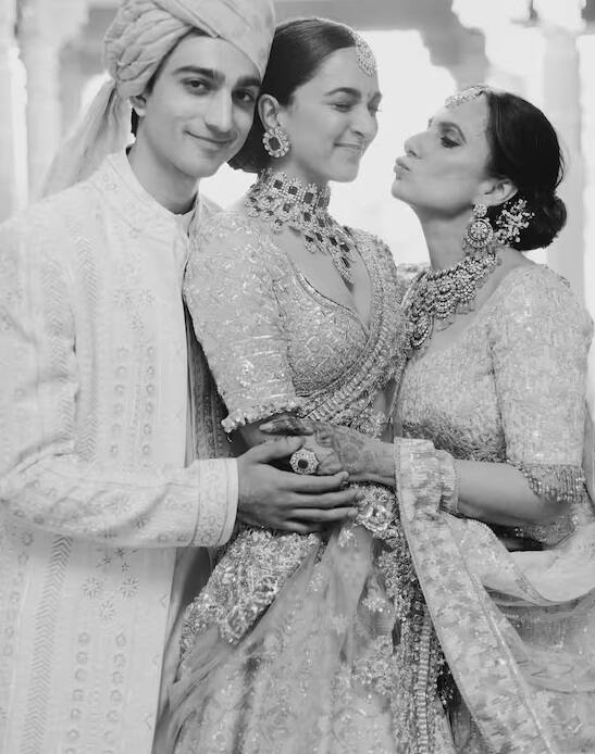 આ તસવીરમાં કિયારા તેના ભાઈ અને માતા સાથે જોવા મળી રહી છે. બંને અભિનેત્રી પર પ્રેમ વરસાવી રહ્યા છે.
