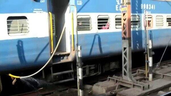 सेंसर वाली टेक्नोलॉजी तो बाद में आई, उससे पहले सभी स्टेशनों पर मैनूअल तरीके से पानी की आपूर्ति होती थी. बहुत सारे रेलवे स्टेशन पर पानी भरने की क्षमता को बढ़ा दिया गया है. अब एक मिनट में 100 लीटर पानी भर दिया जाता था, जबकि पहले 50 लीटर पानी ही भरा जाता था.