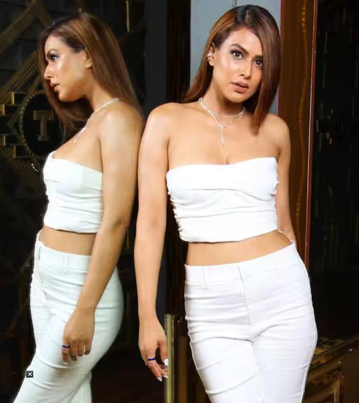ਨਿਆ ਸ਼ਰਮਾ ਨੇ ਇਸ ਵਾਰ ਆਪਣੀਆਂ ਕਿਲਰ ਫੋਟੋਆਂ ਨਾਲ ਸੋਸ਼ਲ ਮੀਡੀਆ 'ਤੇ ਤਹਿਲਕਾ ਮਚਾ ਦਿੱਤਾ ਹੈ। ਉਸ ਨੇ ਸਫੇਦ ਰੰਗ ਦਾ ਡੀਪ ਨੇਕ ਟਾਪ ਪਾਇਆ ਹੋਇਆ ਹੈ, ਜਿਸ 'ਚ ਉਹ ਕਾਫੀ ਹੌਟ ਲੱਗ ਰਹੀ ਹੈ।