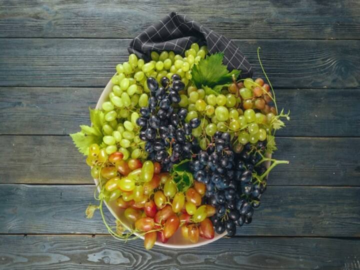 black or green Grapes know which is more nutritious for health Grapes Benefits: इस सीजन में भर-भर के मिल रहा है अंगूर, सस्ता भी है..खूब खा लें...आपको ये फायदे मिलेंगे