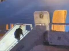 ਜੋ ਬਿਡੇਨ ਠੀਕ ਹੈ! ਏਅਰ ਫੋਰਸ ਵਨ 'ਤੇ ਚੜ੍ਹਦੇ ਸਮੇਂ ਅਮਰੀਕੀ ਰਾਸ਼ਟਰਪਤੀ ਨੇ ਗੁਆਇਆ ਸੰਤੁਲਨ, ਫਿਰ ਠੋਕਰ ਖਾ ਲਈ