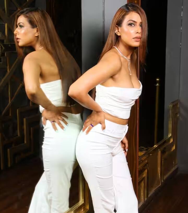 ਨਿਆ ਸ਼ਰਮਾ ਦੀਆਂ ਇਨ੍ਹਾਂ ਗਲੈਮਰਸ ਫੋਟੋਆਂ 'ਤੇ ਪ੍ਰਸ਼ੰਸਕ ਆਪਣਾ ਪਿਆਰ ਦਿਖਾ ਰਹੇ ਹਨ ਅਤੇ ਜ਼ਬਰਦਸਤ ਟਿੱਪਣੀਆਂ ਕਰਦੇ ਨਜ਼ਰ ਆ ਰਹੇ ਹਨ।