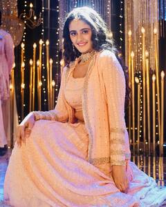 Ayesha Singh Pics: चव्हाण निवास में आते ही बदले सई के रंग-ढंग, दुल्हन के जोड़े में आई नजर; क्या फिर से विराट के संग बसाएगी घर