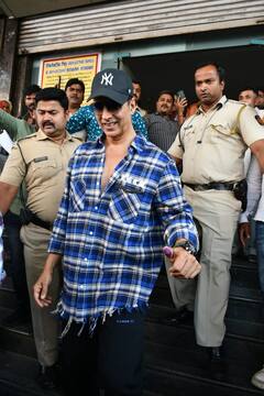 Akshay Kumar Photos: इंटरनेशनल ड्राइविंग लाइसेंस के लिए आरटीओ ऑफिस पहुंचे अक्षय कुमार, कूल लुक में हुए स्पॉट
