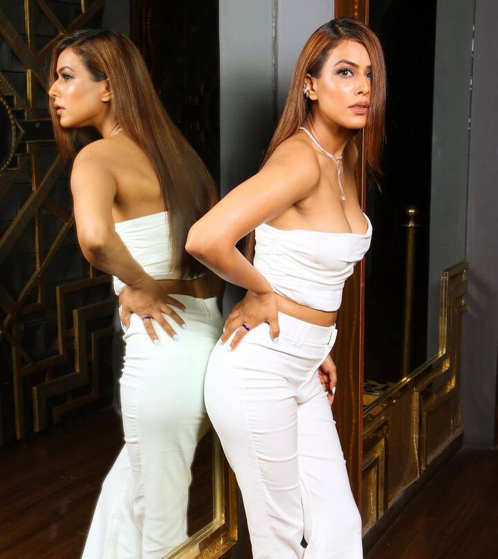 निया शर्मा ने इस बार अपनी कातिलाना फोटोज से सोशल मीडिया पर आग लगा दी है. उन्होंन व्हाइट कलर का डीपनेक टॉप पहना है, जिसमें वो कफी हॉट लग रही हैं.