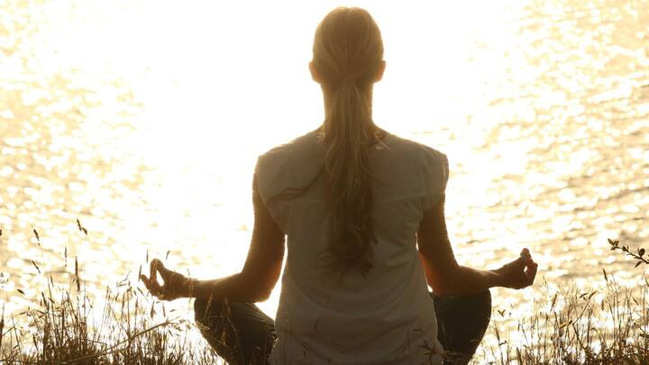 Mindfulness Practices:সকালে ঘুম থেকে ওঠা থেকে রাতে ঘুমোতে যাওয়া পর্যন্ত কম-বেশি নানা ব্যস্ততায় কেটে যায় আমাদের। এর মধ্যে 'মাইন্ডফুলনেস' ঠিক কী ভাবে সাহায্য করতে পারে? বিষয়টিই বা কী?