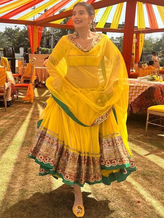 दोस्त की हल्दी सेरेमनी में चारू असोपा ने ढाया कहर, देखें pics